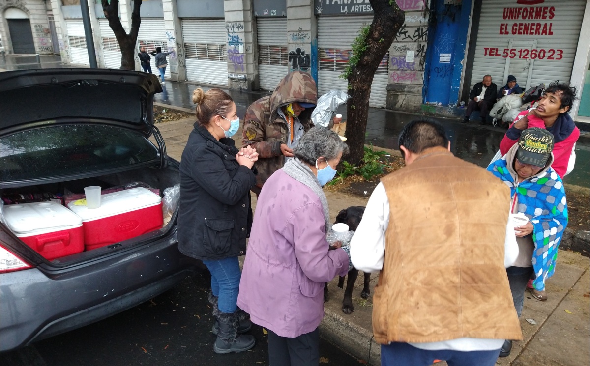 Claudia Ponce, Malena Rubio y Hugo Rodríguez fueron en automóvil a regalar comida en CdMx. | Foto: Orlando Zamora