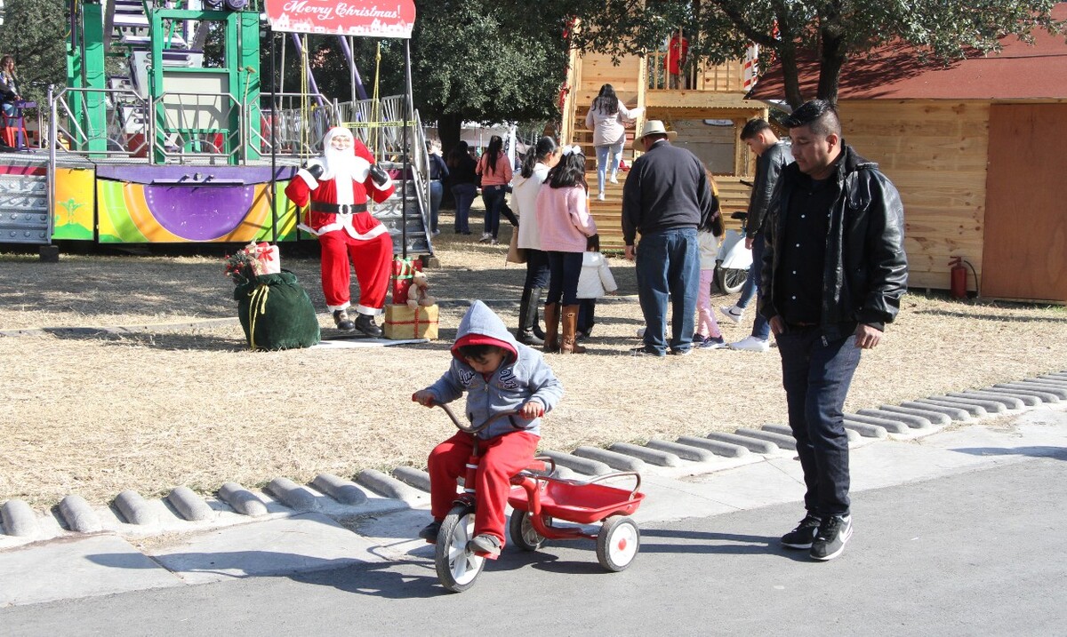 Algunos pequeños pedalearon por primera vez sus triciclos en el Parque Fundidora / Leonel Rocha