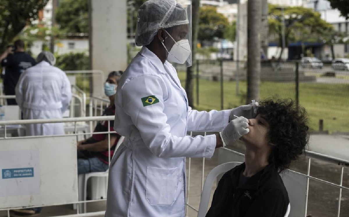 Durante el punto más fuerte de la pandemia en Brasil se registraban  4 mil muertes diarias (AP)