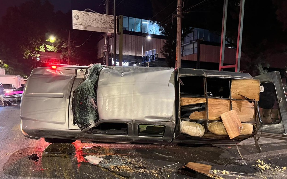 Camioneta repartidora se vuelca en calzada de la viga/Ramón Ramírez