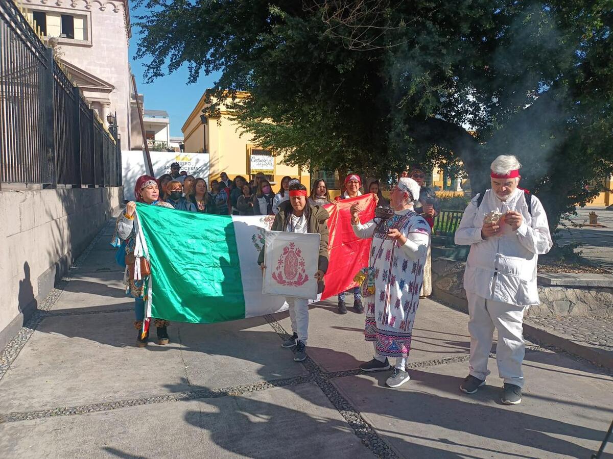 Un grupo de ciudadanos de Nuevo León realizó la mañana de este martes una marcha en silencio con humaredas de incienso | Jorge López