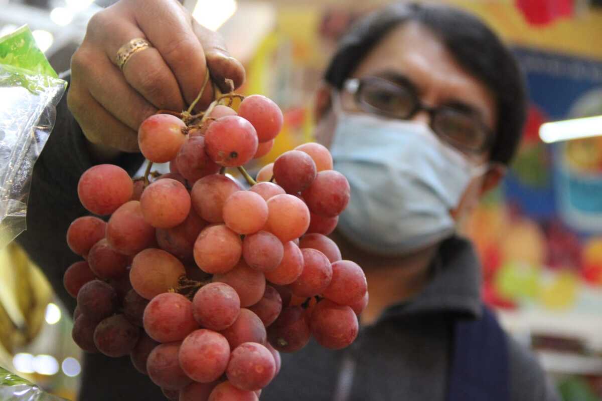 Poblanos preservan tradición de las 12 uvas en Año Nuevo | Alfredo Fernández