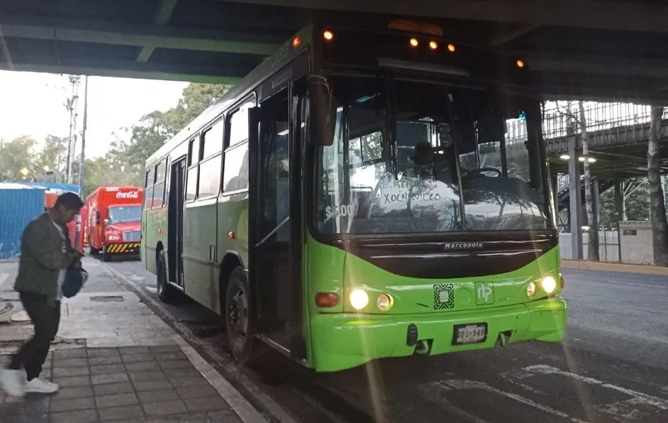Reportan retrasos en estaciones de Tren Ligero de CdMx; habilitan camiones de RTP