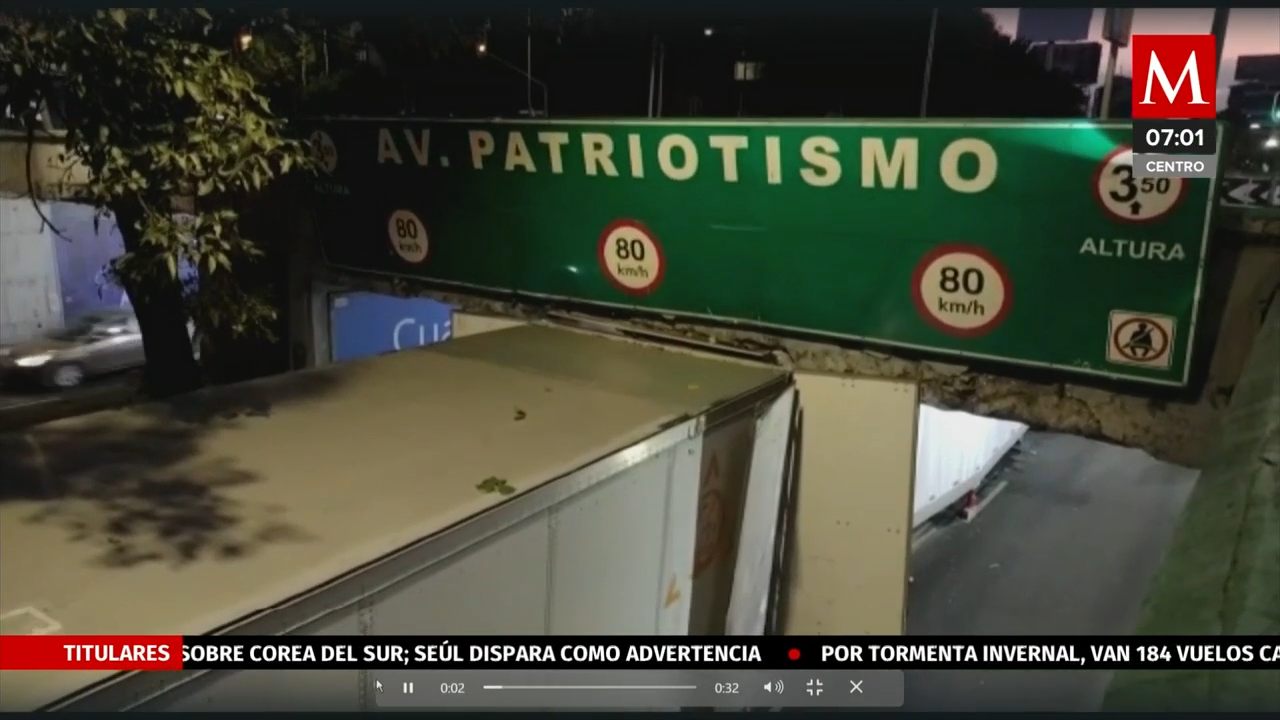 Tráiler se atora sobre Viaducto y Av. Patriotismo; buscar vías alternas