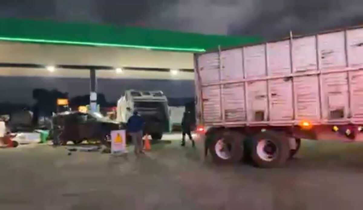 El tráiler impactó una camioneta particular y camión de basura que cargaban combustible en el lugar. (Especial)
