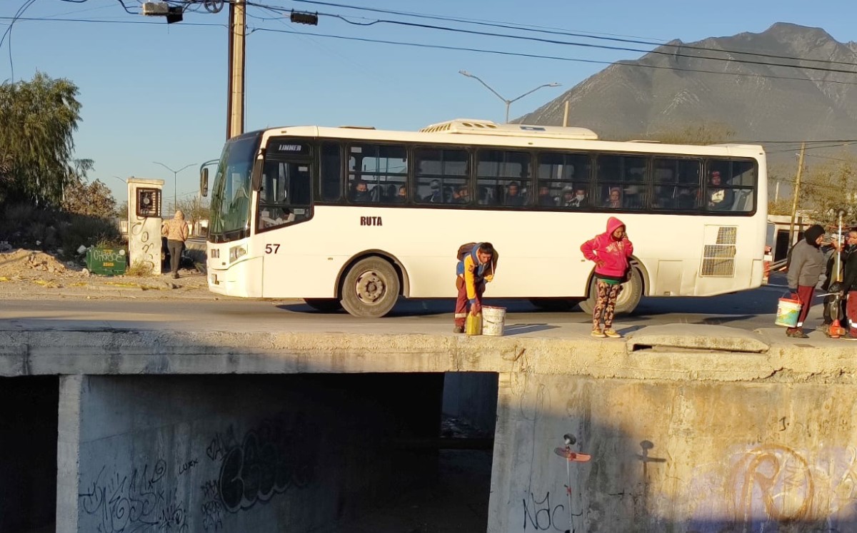 El camión cayó en un canalón en la Colonia Praderas de San Francisco | Agustín Martínez