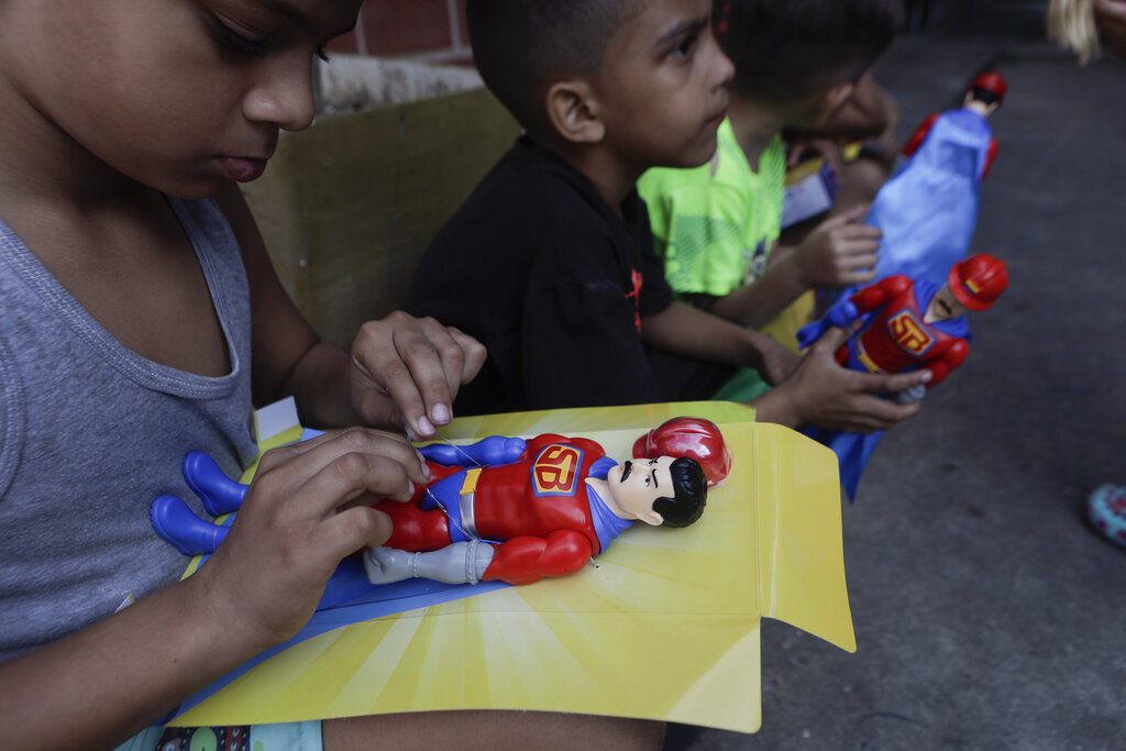 Algunos niños recibieron este juguete. (AP)
