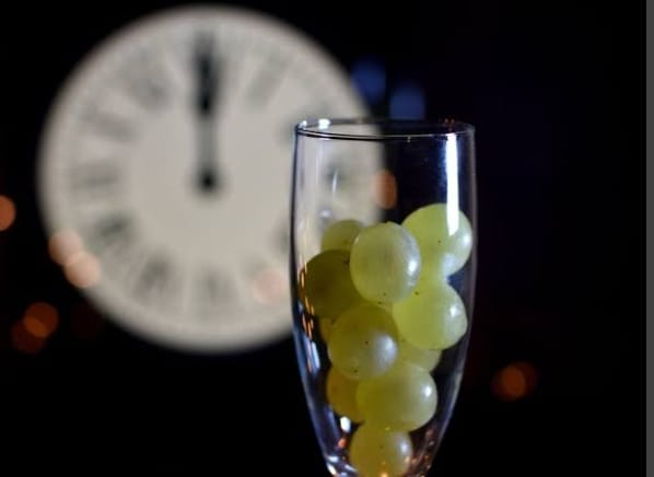El comer 12 uvas cuando el reloj marca las 12 de la noche en punto data de Francia (Especial)