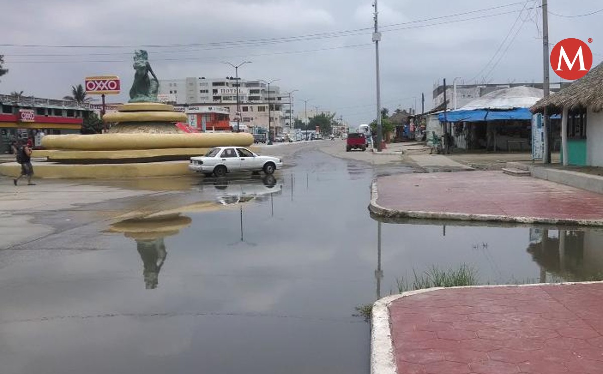 Fuga de drenaje en Miramar afecta a vendedores y bañistas