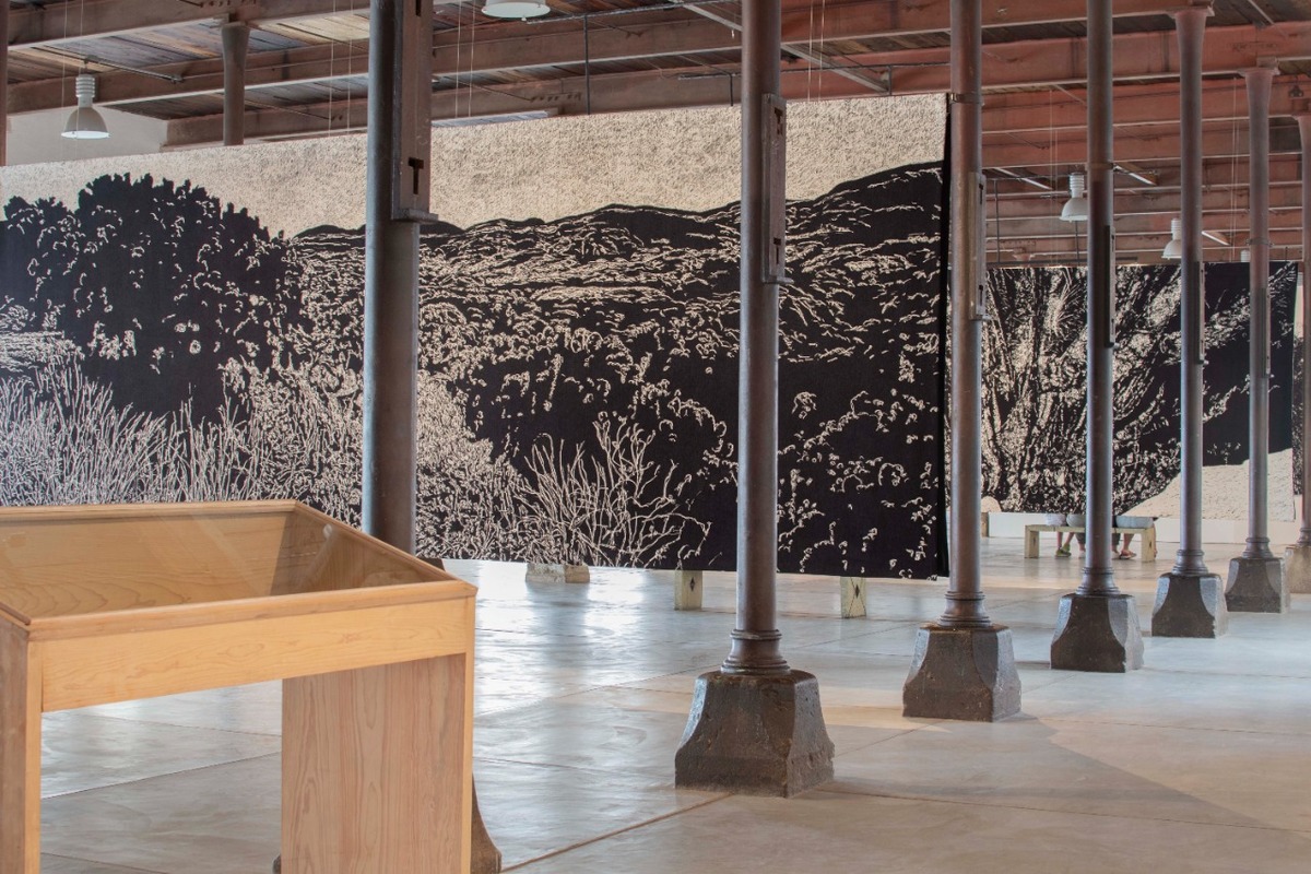 Obra de la muestra El poeta y el artista. Seamus Heaney & Jan Hendrix en Yagul en el CaSa de Oaxaca. (Cortesía)