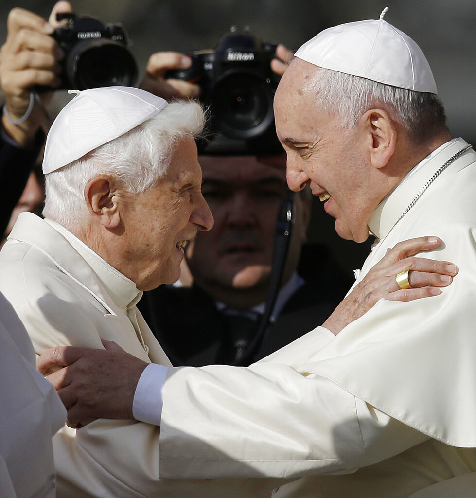 El papa Francisco, a la derecha, abraza al papa emérito Benedicto XVI en la Plaza de San Pedro, en el Vaticano. (AP)