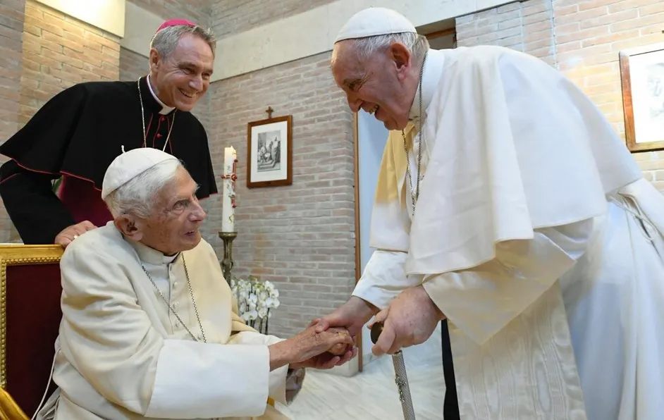 Papa Francisco revela que ex pontífice Benedicto XVI está "muy enfermo"