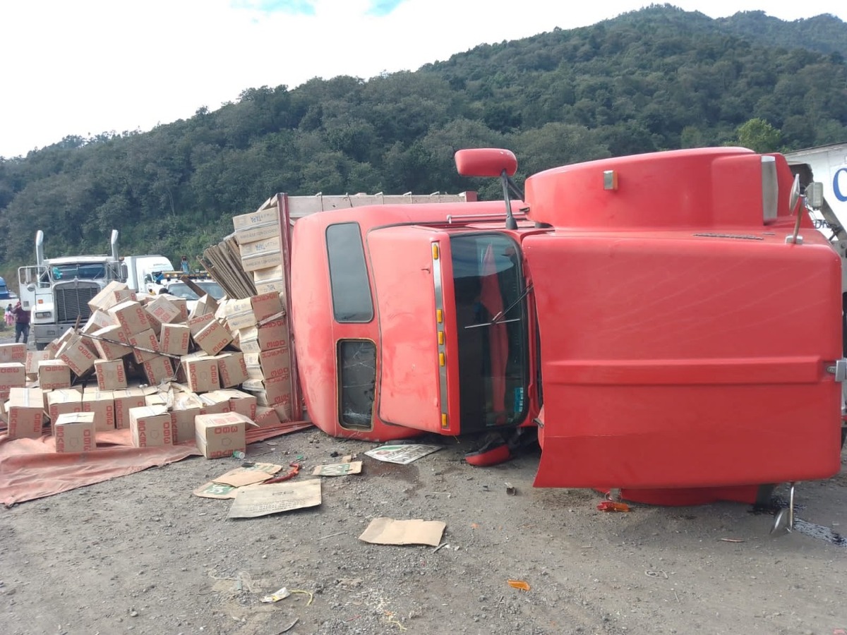 Camión cargado de cajas con huevos vuelca en cumbres de Maltrata | Especial