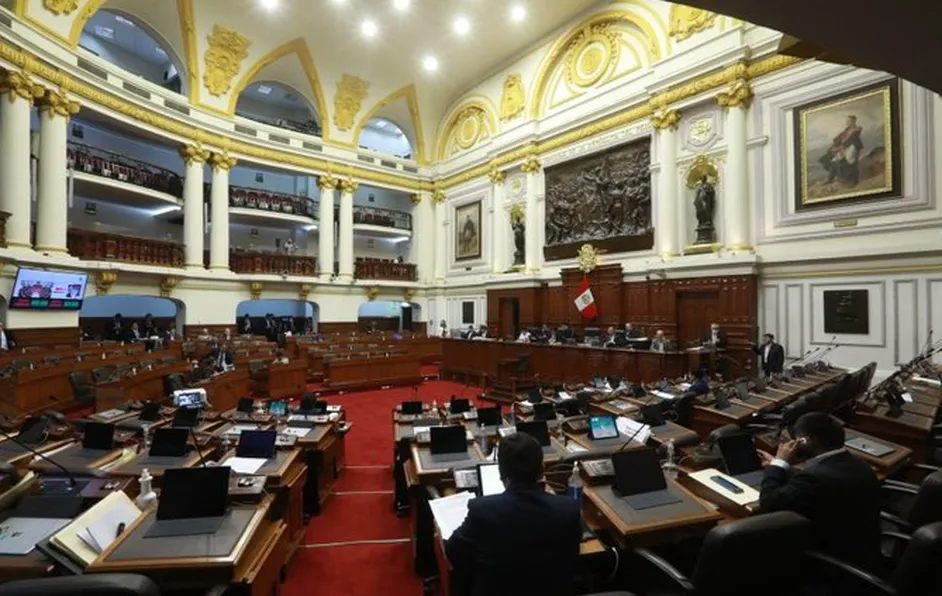 Congreso de Perú rechaza "actos de intromisión" de Petro y de AMLO