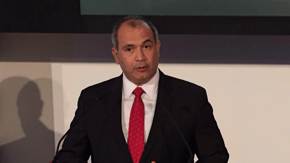Ex director de Pemex se ampara e impugna resolución de juez