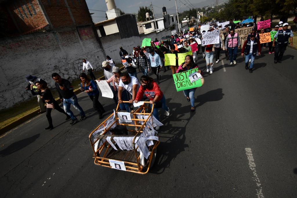 Familiares, amigos y vecinos de tamalero atropellado, cerraron la autopista México-Querétaro.