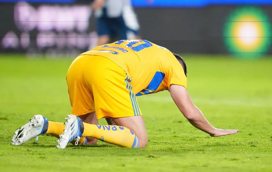 Gignac abandonó partido ante Santos por balonazo que le provocó mareos