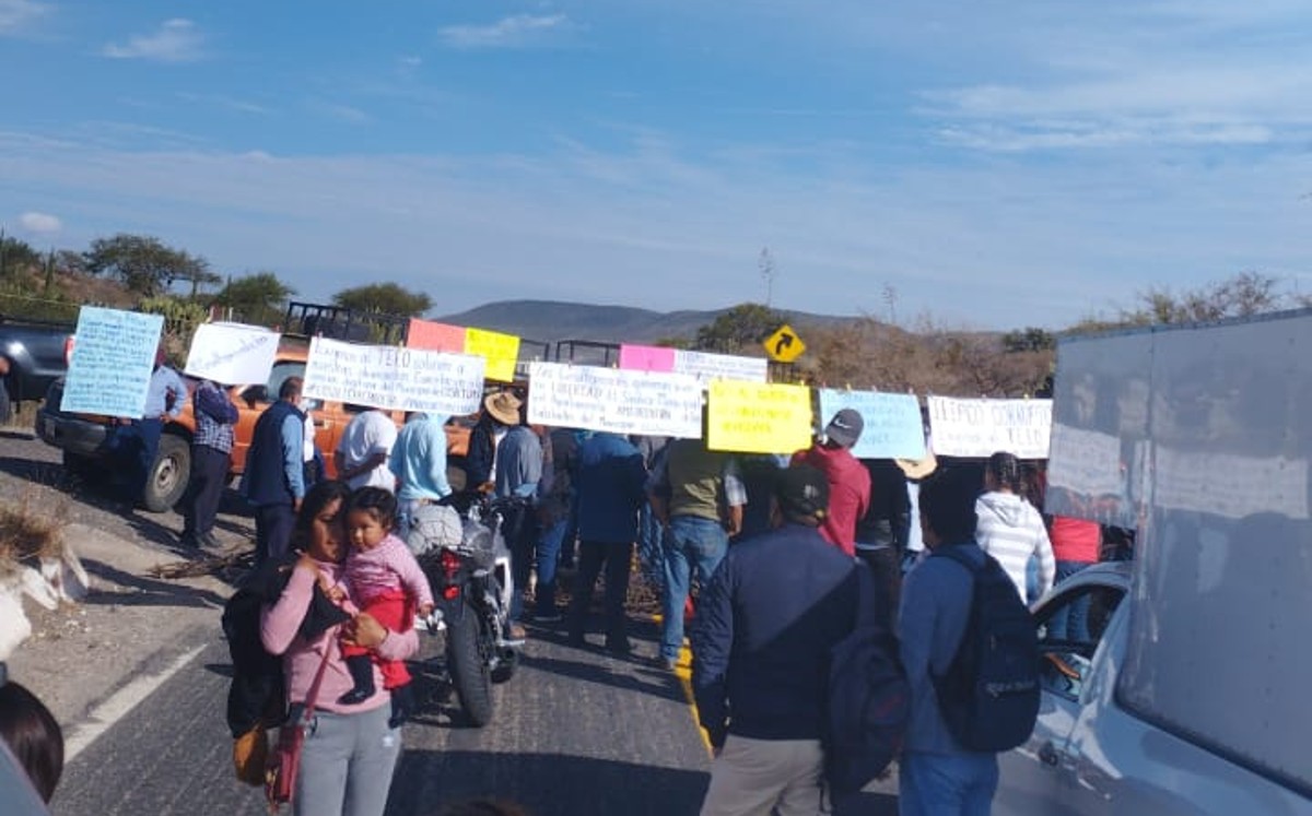 Manifestantes toman carretera Huajuapan-Tehuacán | Lesli Aguilar