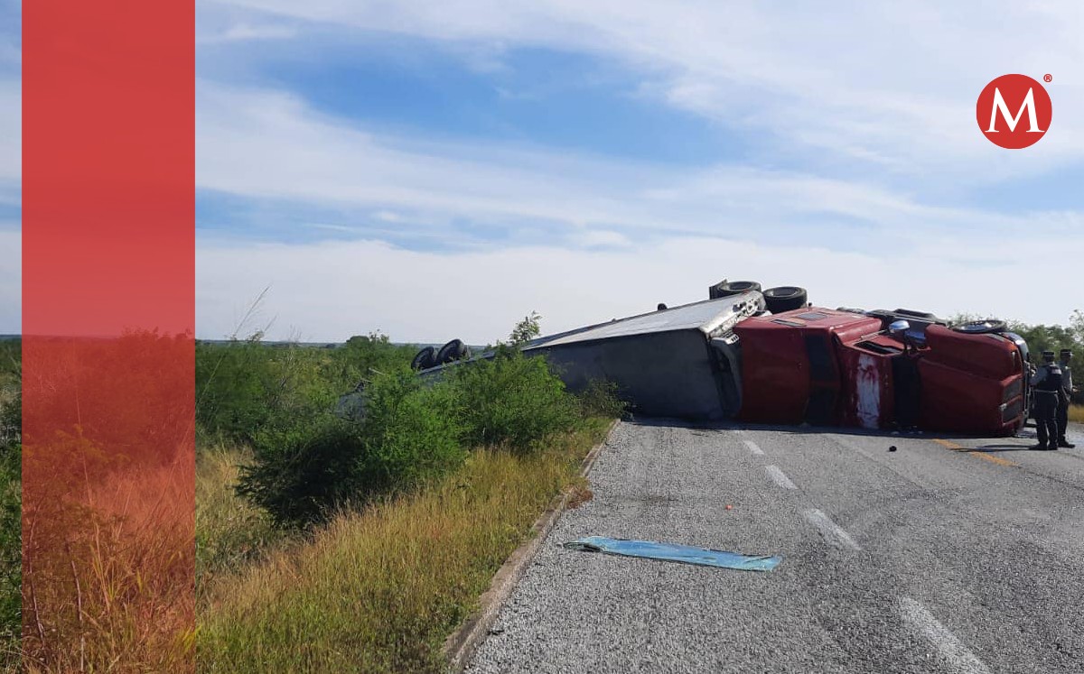 Cierran circulación en carretera federal de Soto la Marina tras volcadura de tráiler