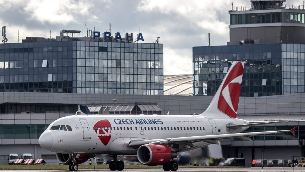 El avión siguió su vuelo a Bucarest. (EFE)