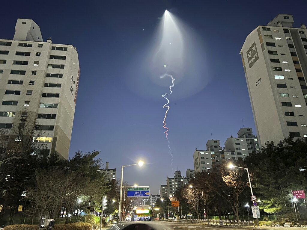 Una espiral de vapor en tonos de blanco a rojo se vio serpenteando detrás de blancas luces brillantes en partes del cielo. (AP)