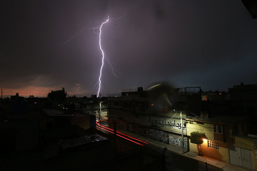 Fotografía de un rayo en la primera lluvia del año en la CdMx.│Juan Carlos Bautista