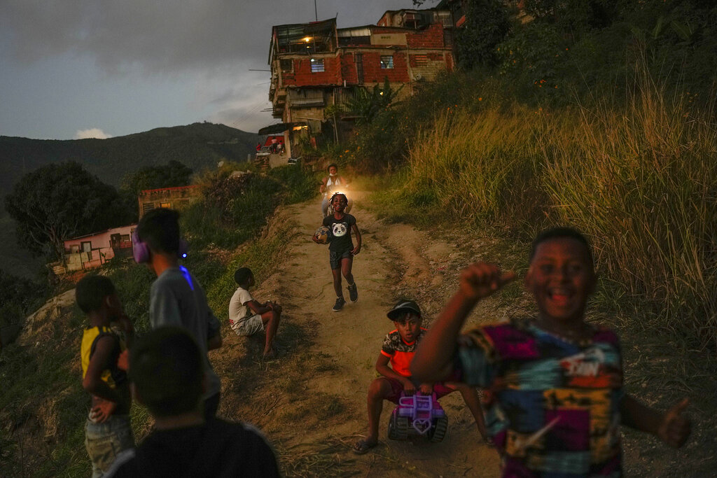 Niños juegan en una carretera polvorienta del vecindario de Catia en Caracas, Venezuela. (Foto: AP)