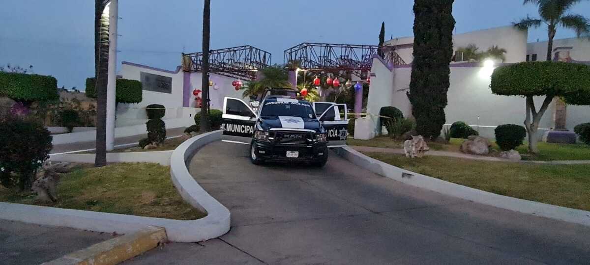 Policías de Tlaquepaque resguardan motel donde un hombre murió (Juan Carlos Munguía)