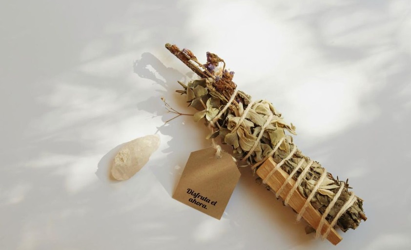 Sahumerio con copal, palo santo, flores, salvia y romero.  Ideal para limpiar espacios y cambiar de energía. (Especial)