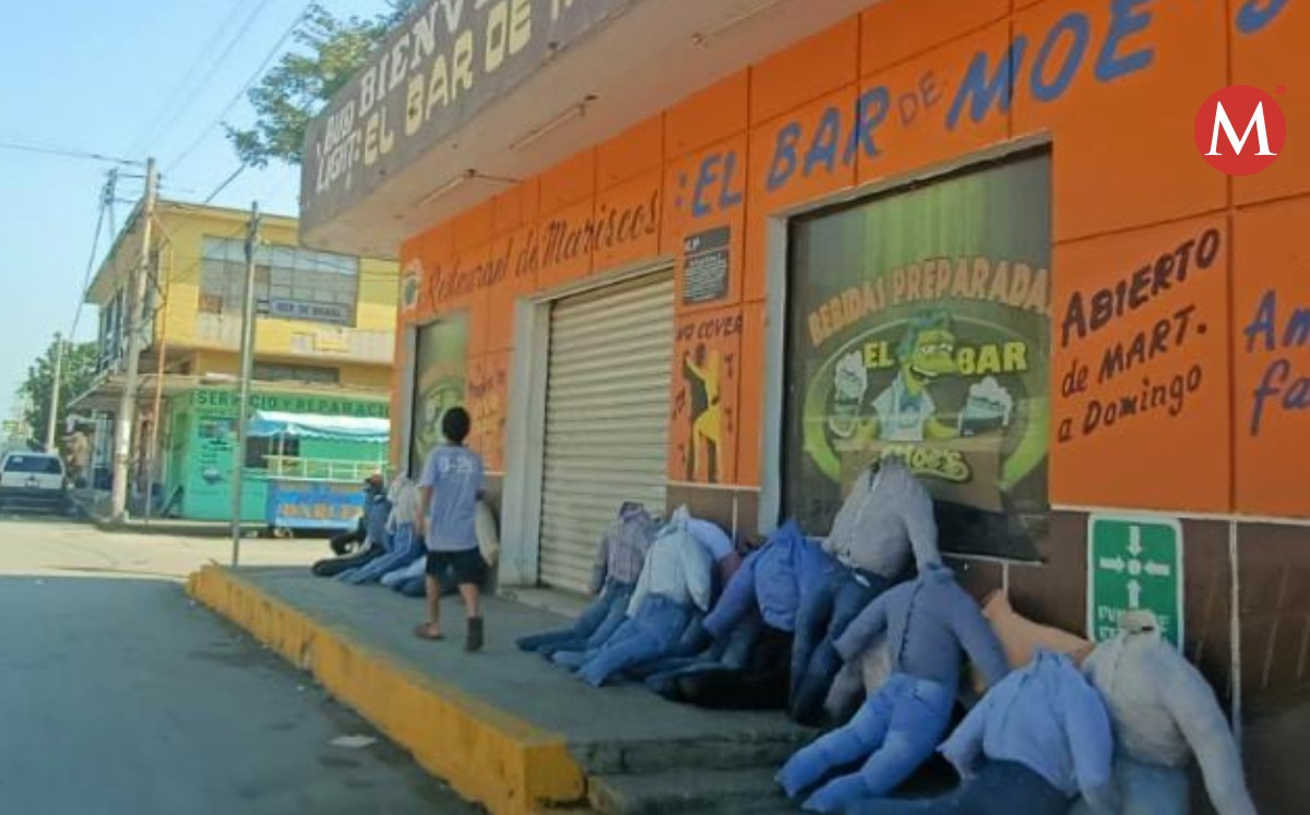 Venta de monos de ropa para quemar en año nuevo. (Anahy Meza)