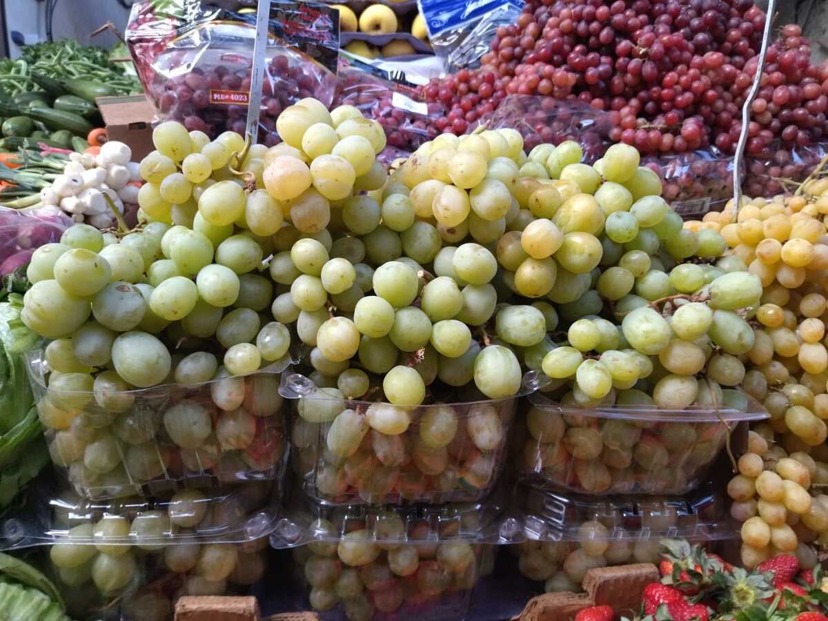 Familias llegan a la Central de Abasto buscando las uvas para las 12 doce campanadas (Alejandro Reyes)