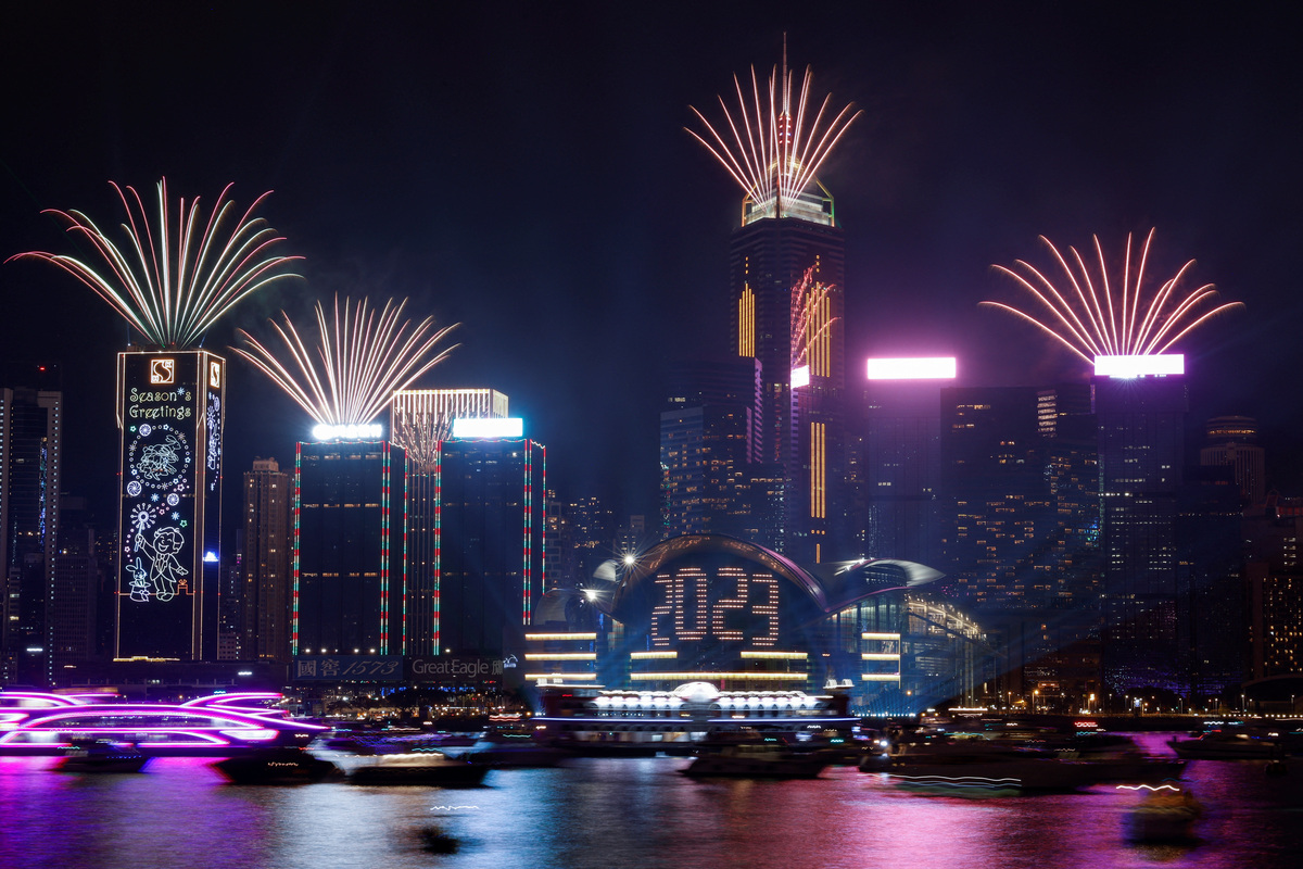 Los fuegos artificiales explotan sobre el puerto de Victoria para celebrar el Año Nuevo en Hong Kong, China. (Reuters)