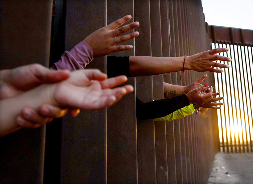 Inmigrantes buscan comida en el Condado de Yuma después de cruzar la frontera desde México.│Mario Tama/Getty Images
