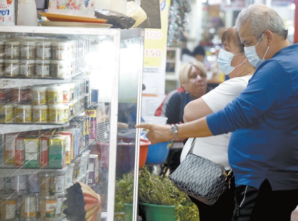Una pareja observa la variedad de productos de una yerbería. Fotos: Jorge López