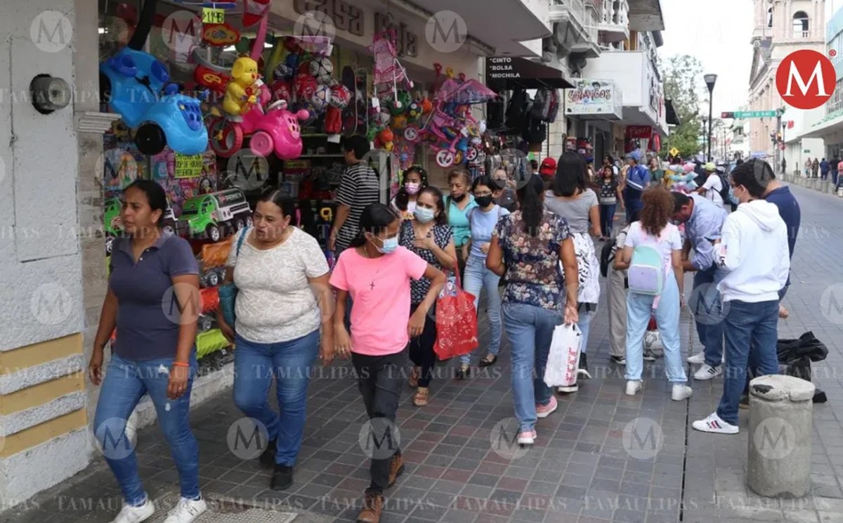 Entre tráfico realizan compras para la cena de año nuevo en Tampico