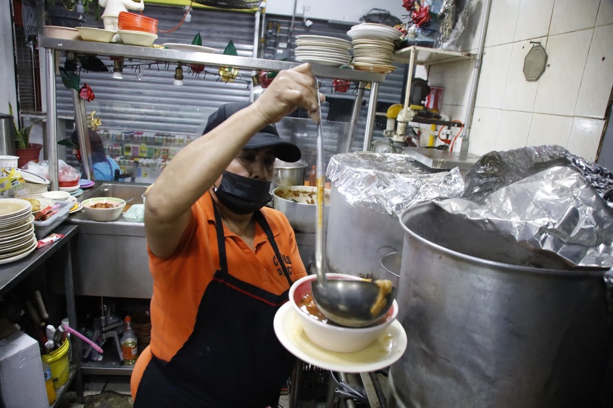 Ciudadanos inician el año  un rico plato de menudo en el Mercado Juárez | Jorge López