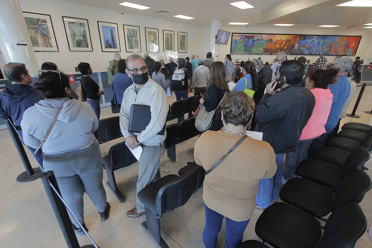 Acuden a primer día de descuentos del impuesto predial en Torreón. | Especial