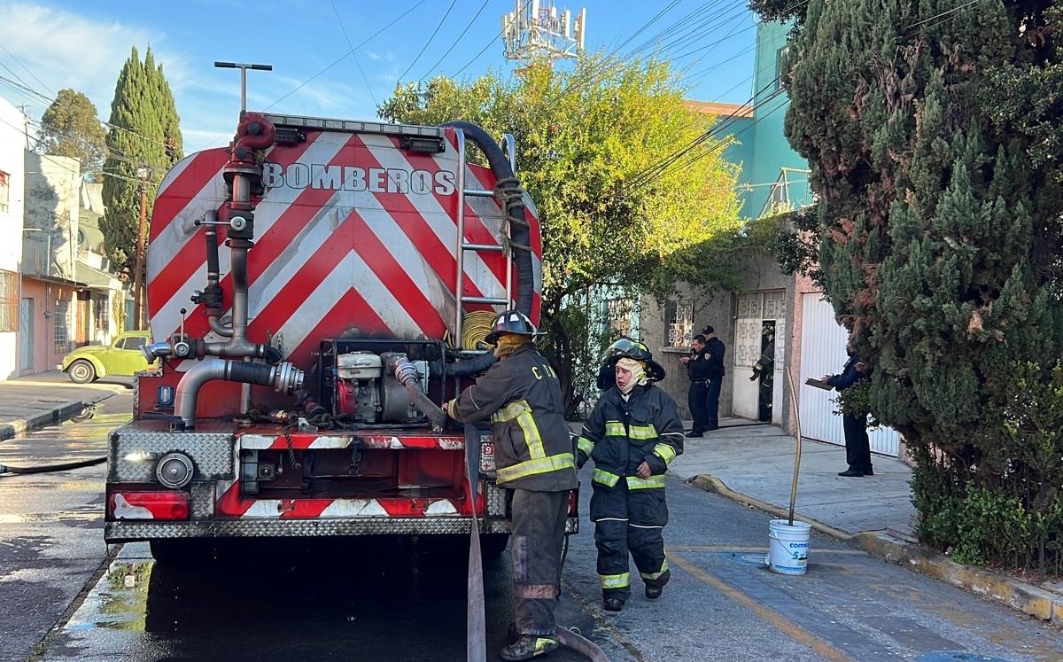 Bomberos acudieron al departamento afectado para apagar el incendio | Ramón Ramírez