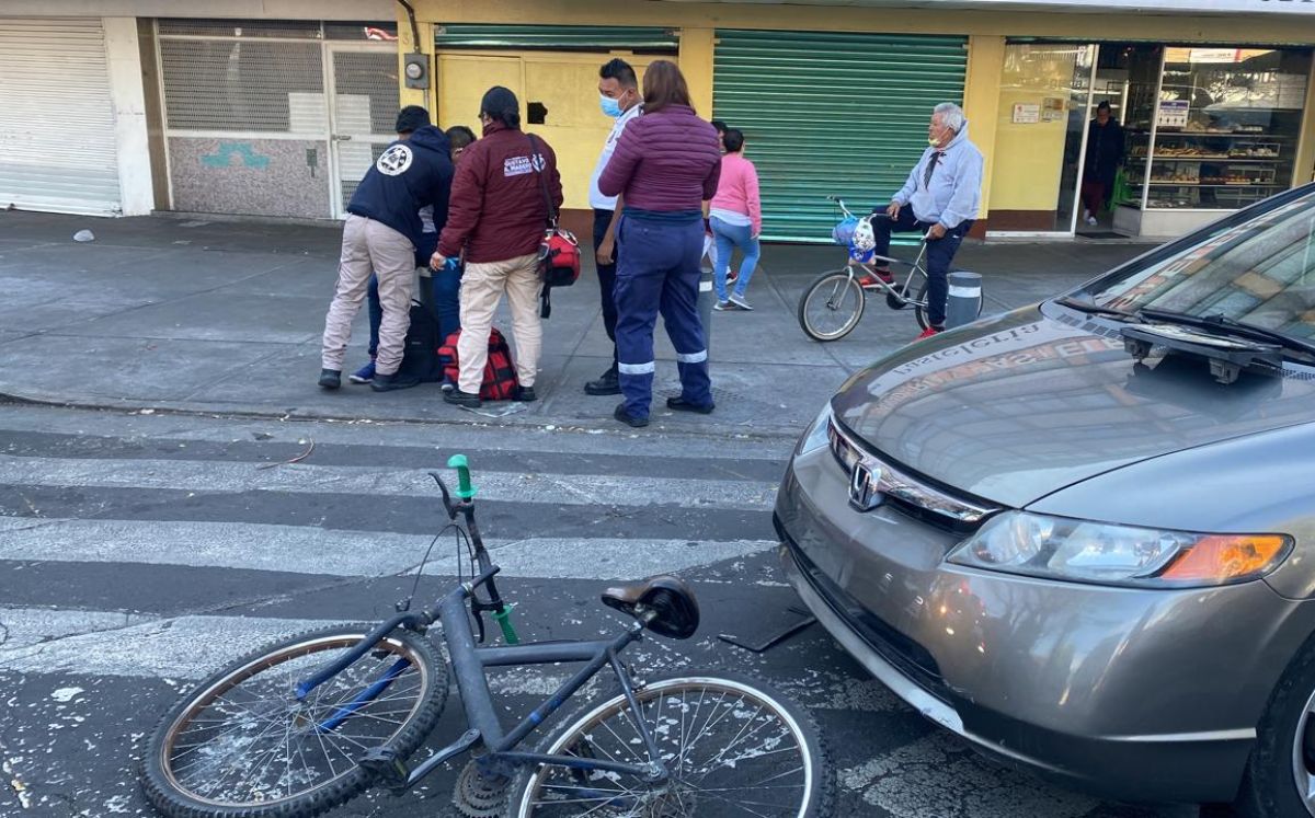 Ciclista que viajaba por ciclovía fue atropellado por conductor de un vehículo Honda | César Velázquez