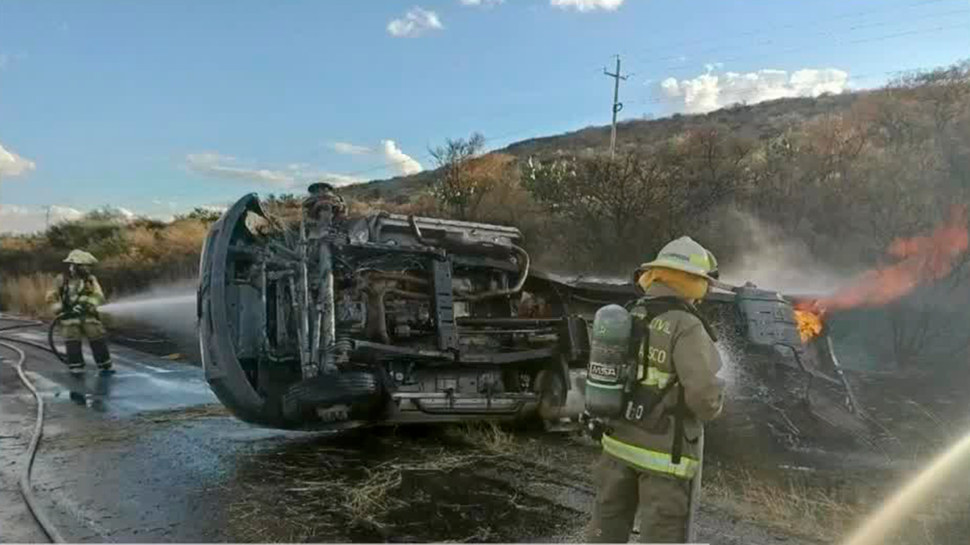 En Jalisco, choque de pipa deja 4 muertos en carretera Lagos de Moreno