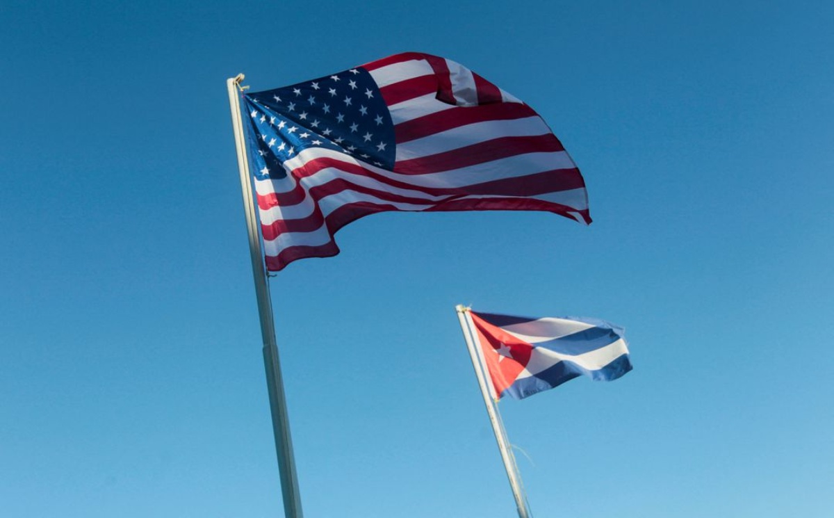 Las banderas de Estados Unidos y Cuba. | Reuters