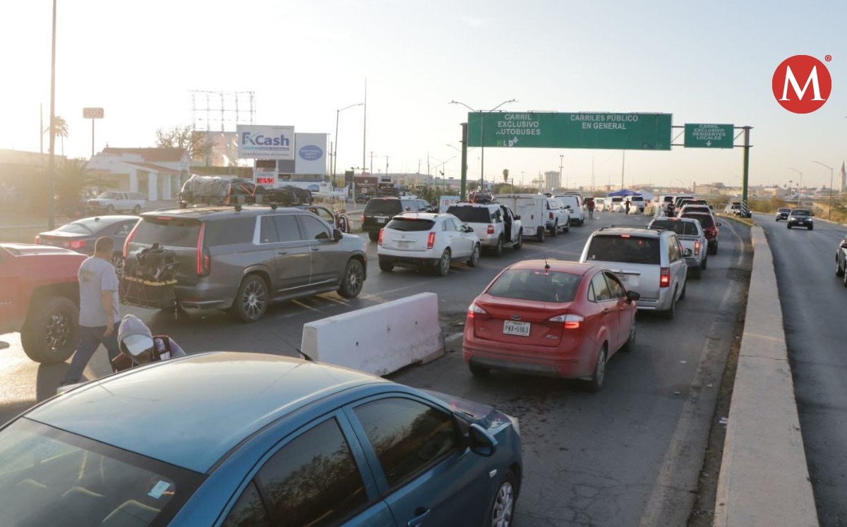 Paisanos saturan cruce fronterizo en Nuevo Laredo.