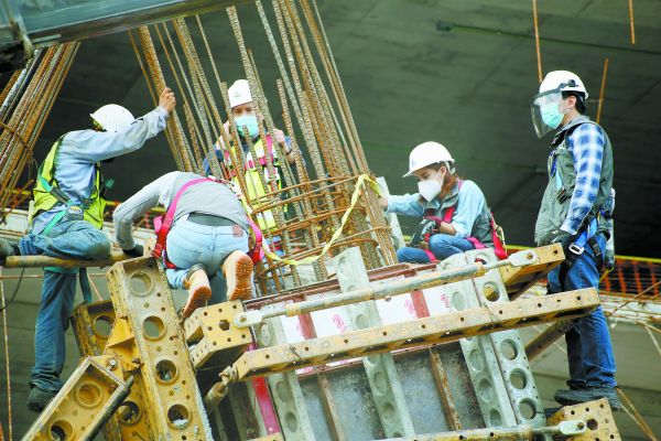 Los sectores productivos que encabezaron este tipo de operaciones son manufactura, bienes raíces y construcción. Roberto Alanís