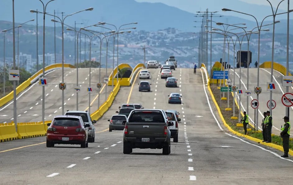 Venezuela y Colombia reabren puente fronterizo tras años de bloqueos para vehículos particulares
