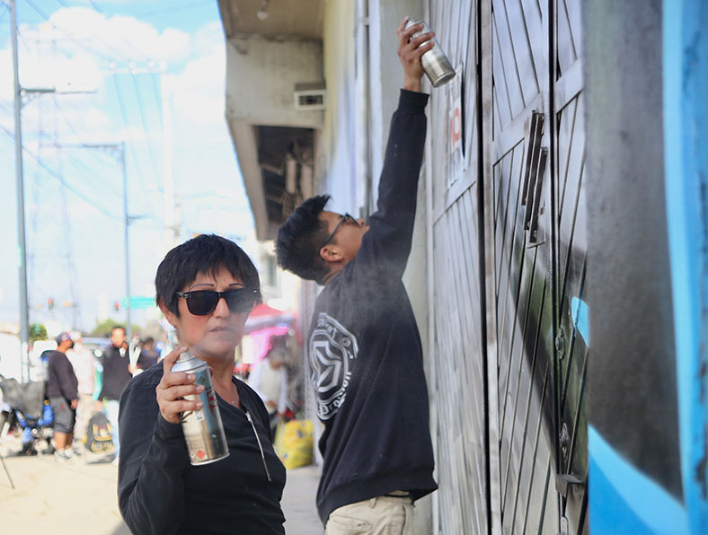 Atala incluye en cada graffiti que realizan, no solo las siglas de su fallecido hijo, si no su esencia.│Ariel Ojeda