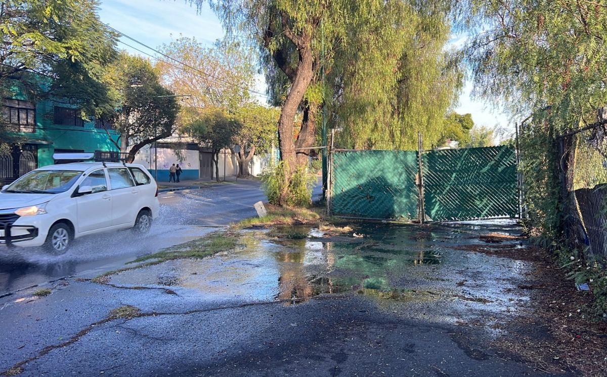 Fuga de agua potable al interior de corralón en CdMx | Ramón Ramírez