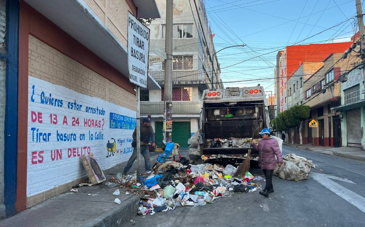 Los letreros en la calle Mar Mediterráneo no detienen la problemática de la basura. Foto: (Ramón Ramírez).