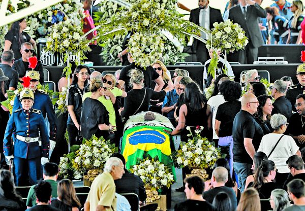 Miles de personas en el estadio Urbano Caldeira despidieron a Pelé.  Ap, Afp y Reuters