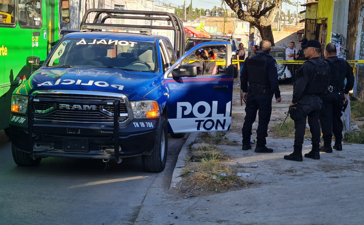 Policías de Tonalá resguardan lugar donde hombre murió electrocutado (Juan Carlos Munguía)