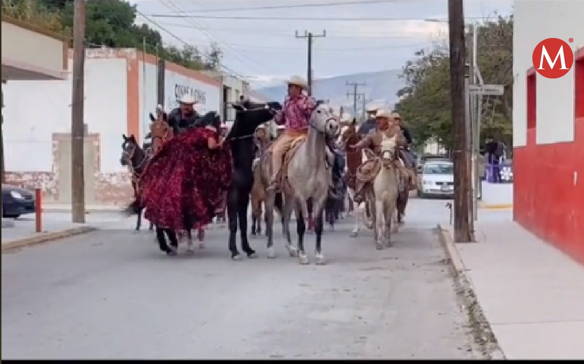 Quinceañera casi cae del caballo en cabalgata que hizo en Tamaulipas. (@mariel06cruz)